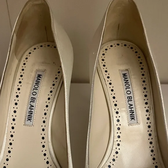 Manolo Blahnik Hangisi Satin Bridal Pumps 90 with Blue Crystal Buckles 35.5 - Picture 3 of 15